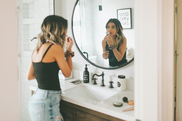 Verre dépoli : élégance, intimité et lumière dans votre espace